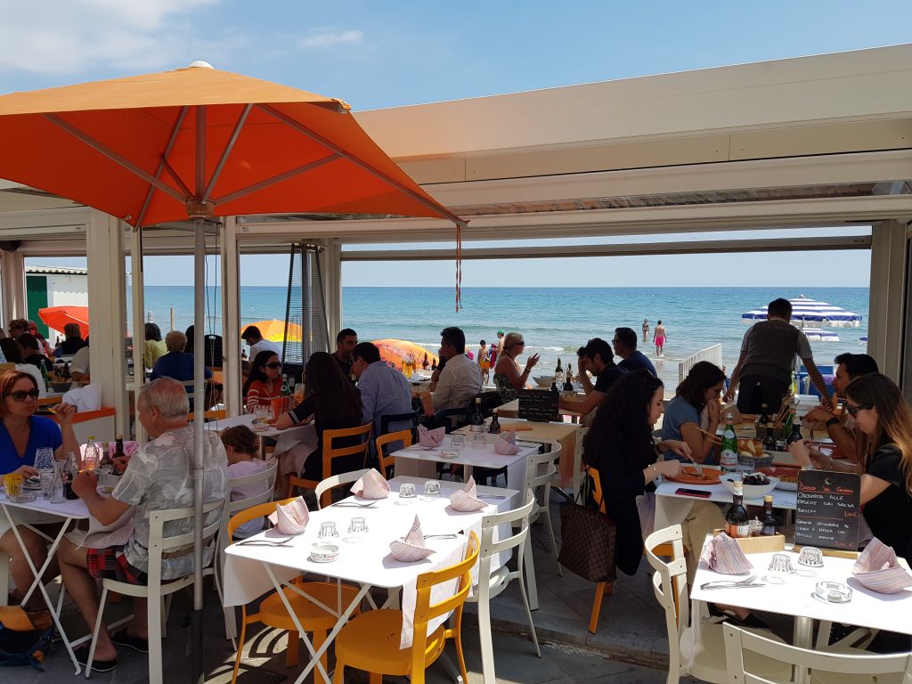 eten aan het strand bij restaurant Clapsy in Alassio (prima Alassio familierestaurant