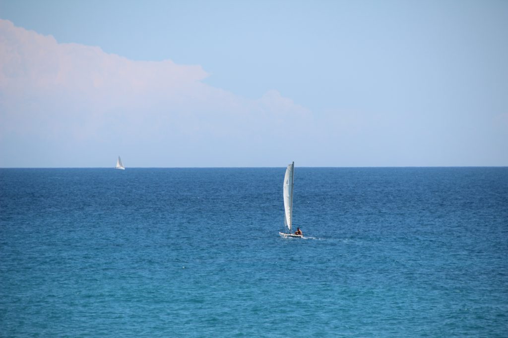 zeilen op Middellandse Zee bij Alassio