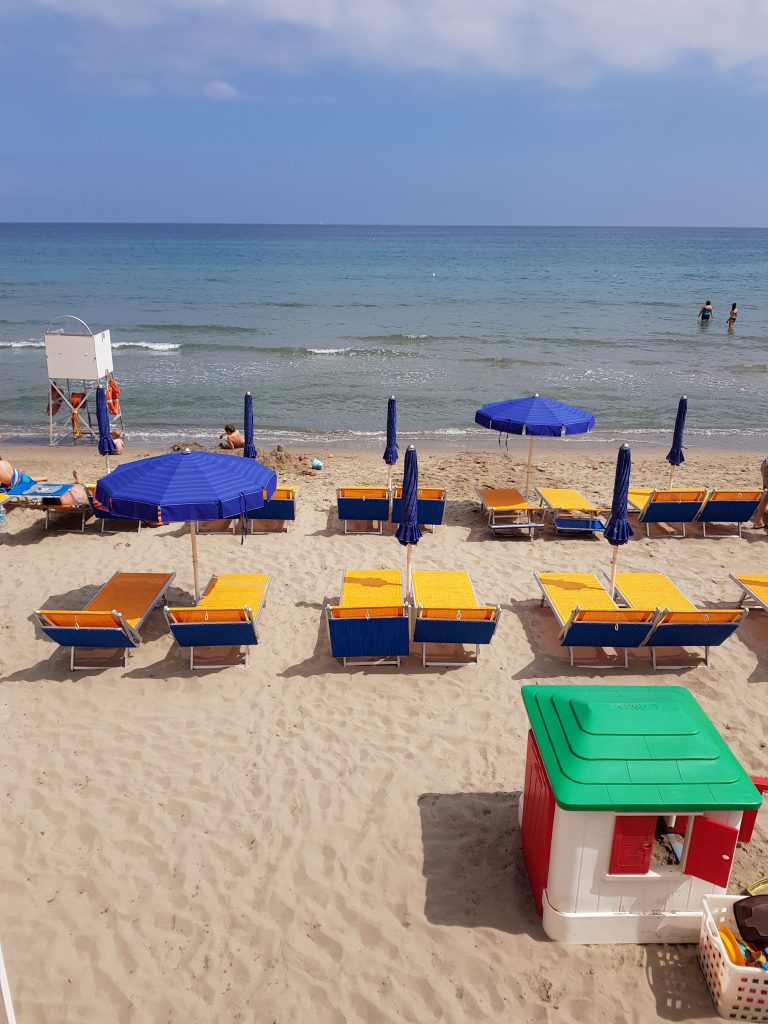 prachtige zandstrand Alassio aan de Italiaanse Riviera