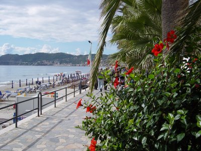 boulevard langs de zee van Alassio naar Laigueglia aan de Italiaanse Riviera