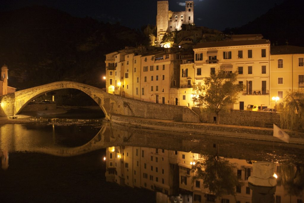 brug Dolceacqua, Ligurië, Italië (Ligurisch achterland) Ponte Vecchio di Dolceacqua