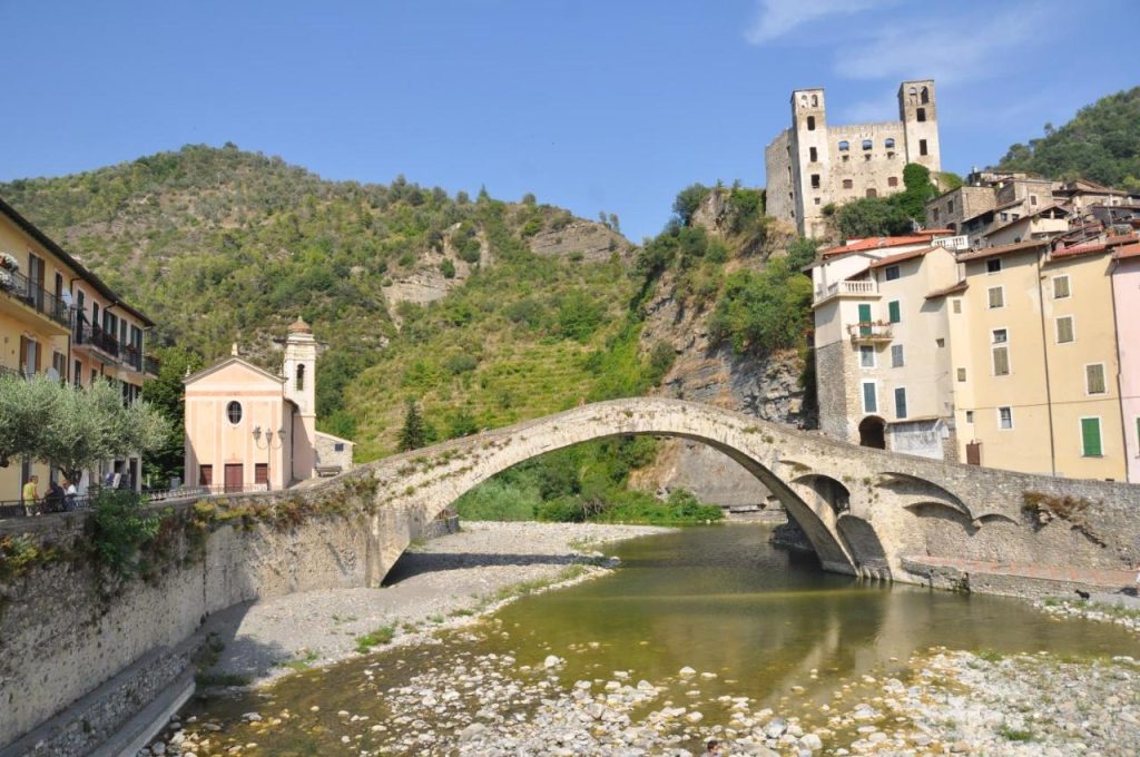 Ponte Vecchio di Dolceacqua /
 brug Dolceacqua, Ligurië, Italië (Ligurisch achterland)