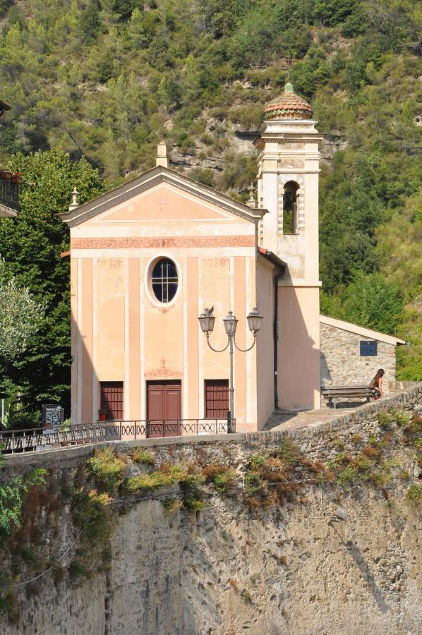 kerk Zuccarello, Ligurië, Italië  