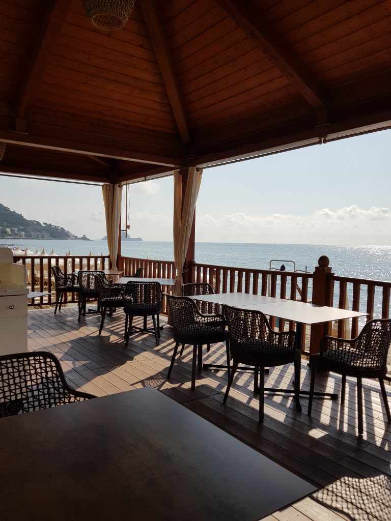 terras met zeezicht van Grand hotel Alassio, Ligurië, Italië 