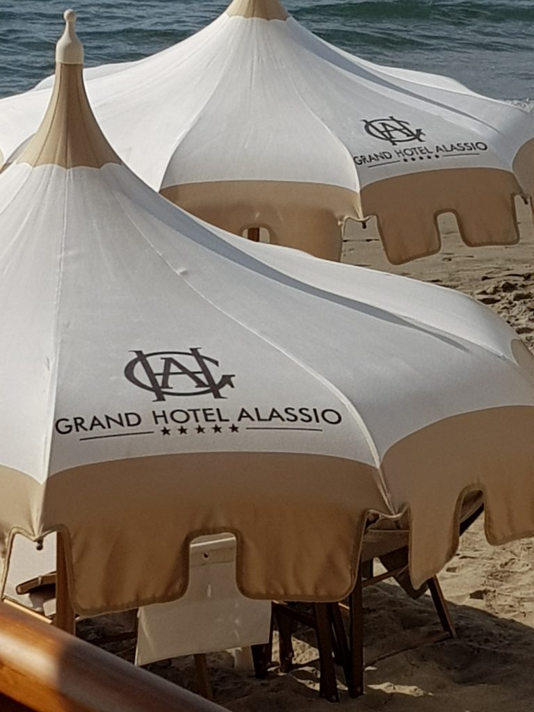parasols Grand hotel Alassio, Ligurië, Italië 