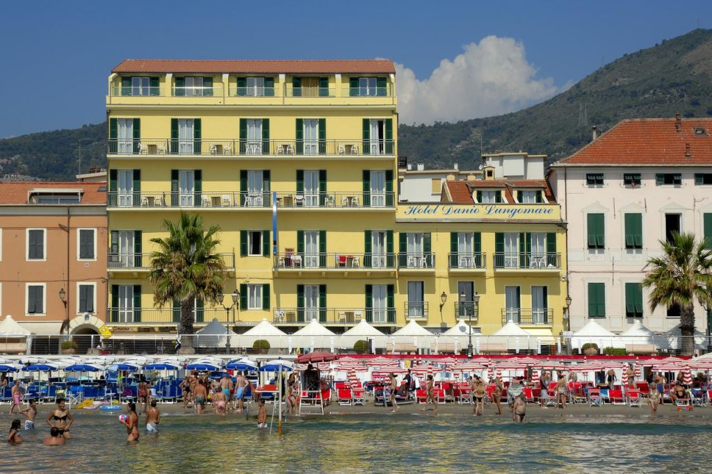 strandhotel Alassio, Ligurië, Italië / beach hotel Alassio