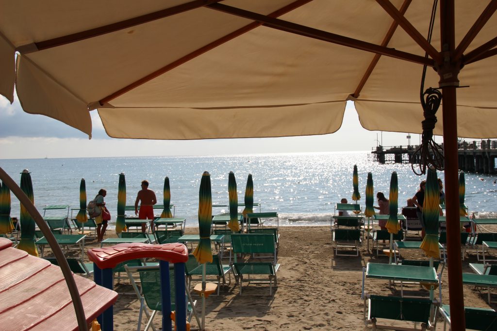 Zandstrand Alassio, Ligurië, Italië