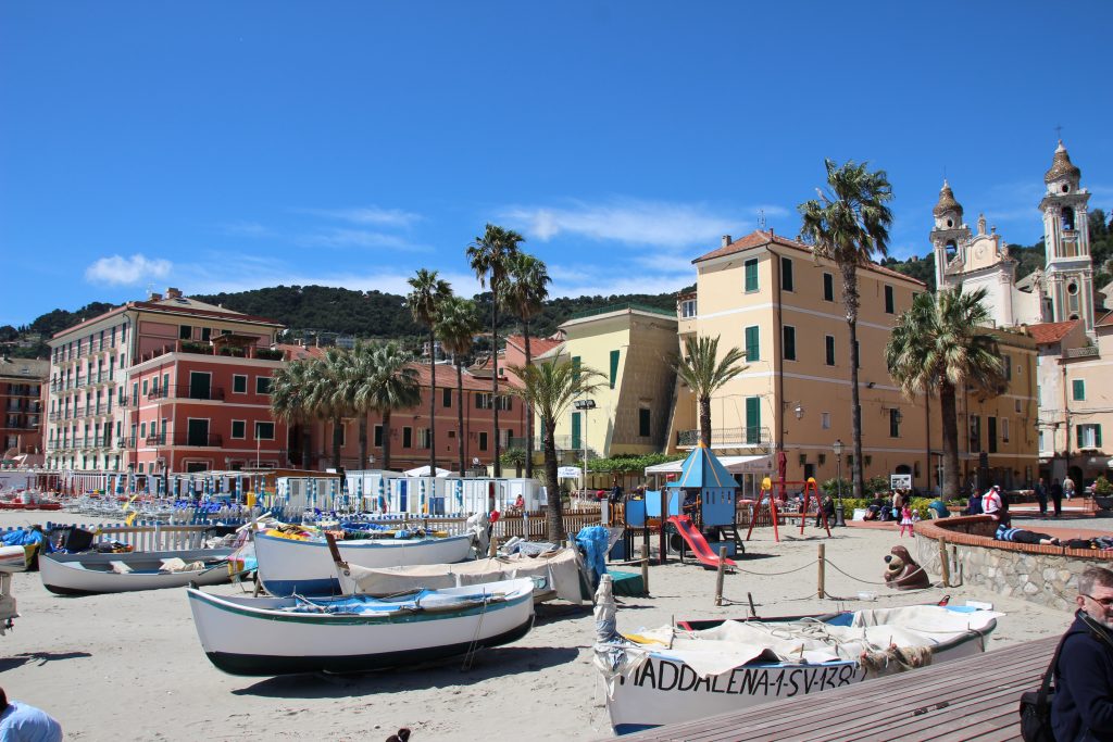 strand Laigueglia bloemenrivièra Ligurië Italië