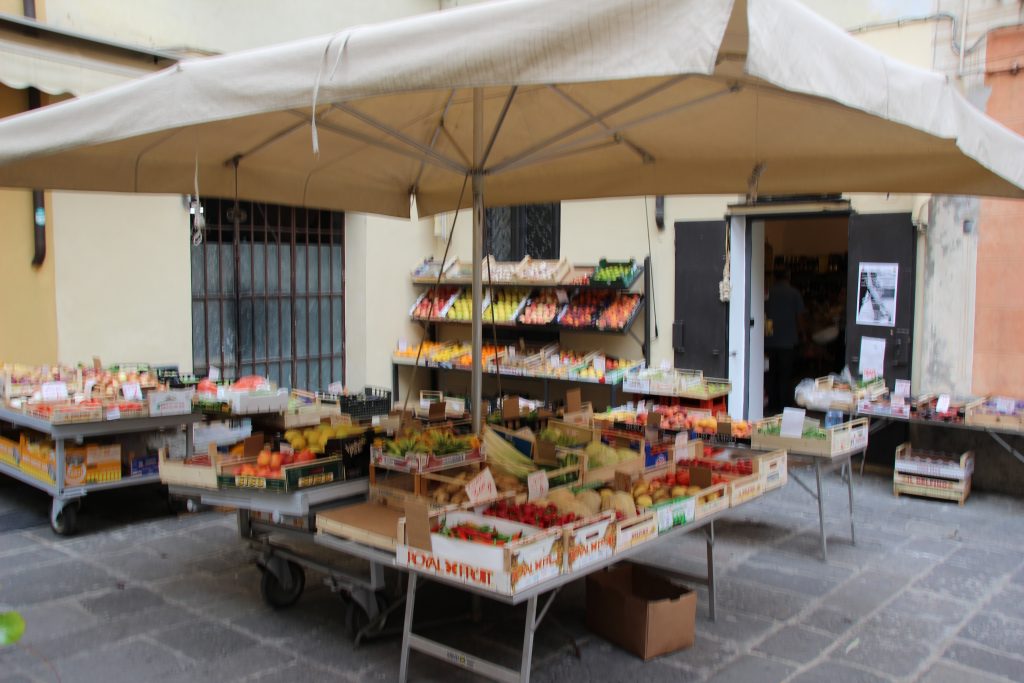groenten en fruit winkel in Albenga