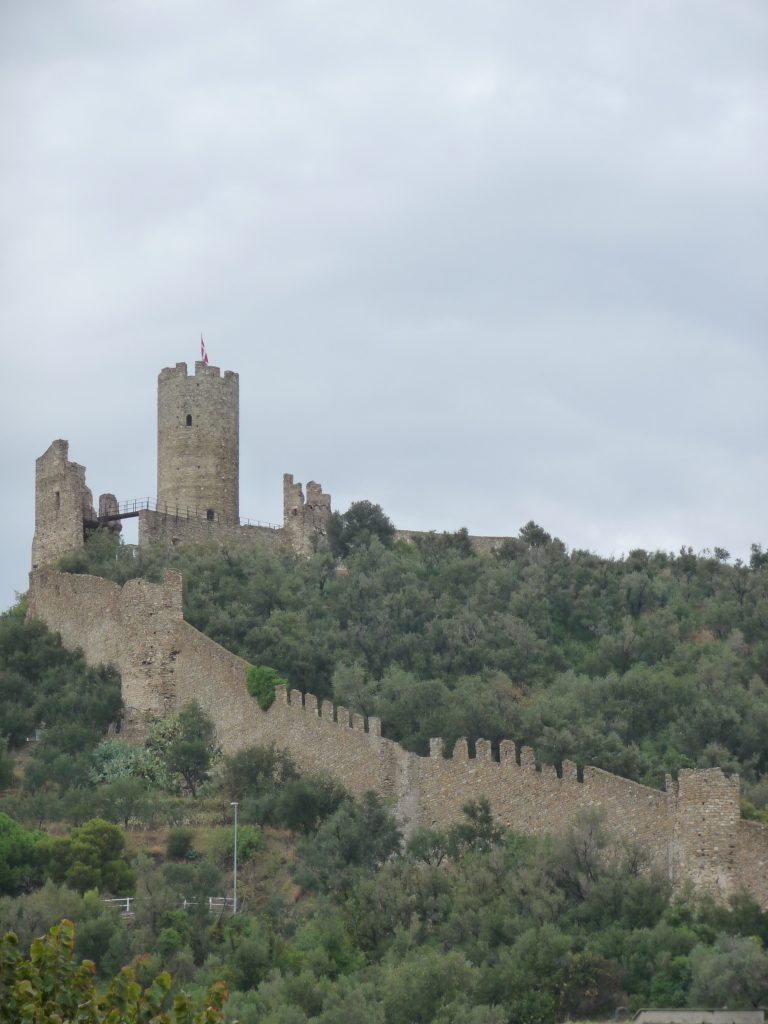 kasteelruïne Noli, bloemenrivièra, Italië