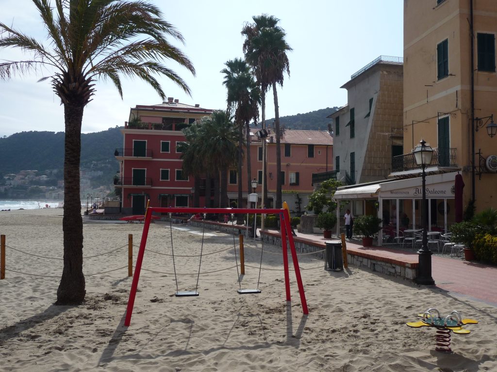 strand Laigueglia bloemenrivièra Ligurië Italië