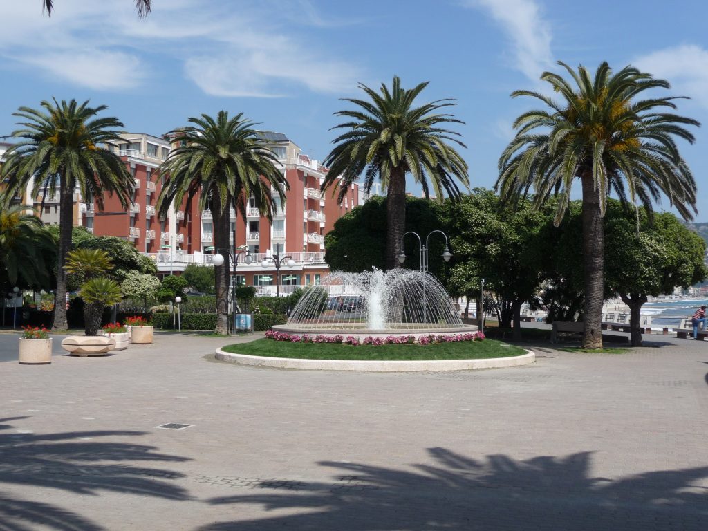 fontein Pietra Ligure, Ligurië, Italië (Bloemenrivièra)