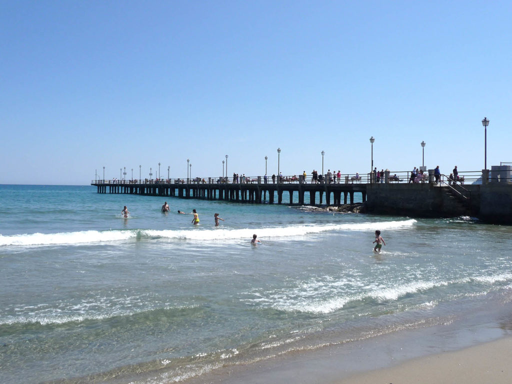 strand en pier Alassio, Ligurië, Italië