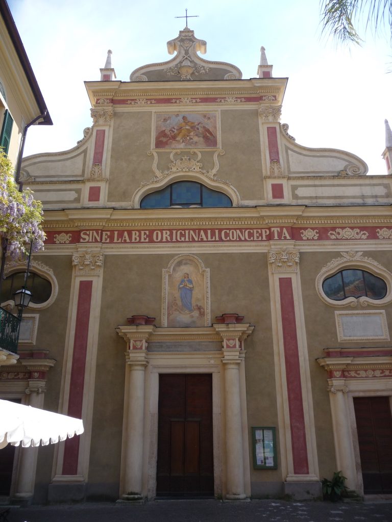 Kerk Pietra Ligure, Ligurië, Italië (Bloemenrivièra)