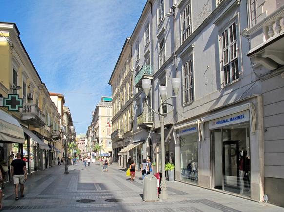 winkelstraat in centrum San Remo, Ligurië, Italië