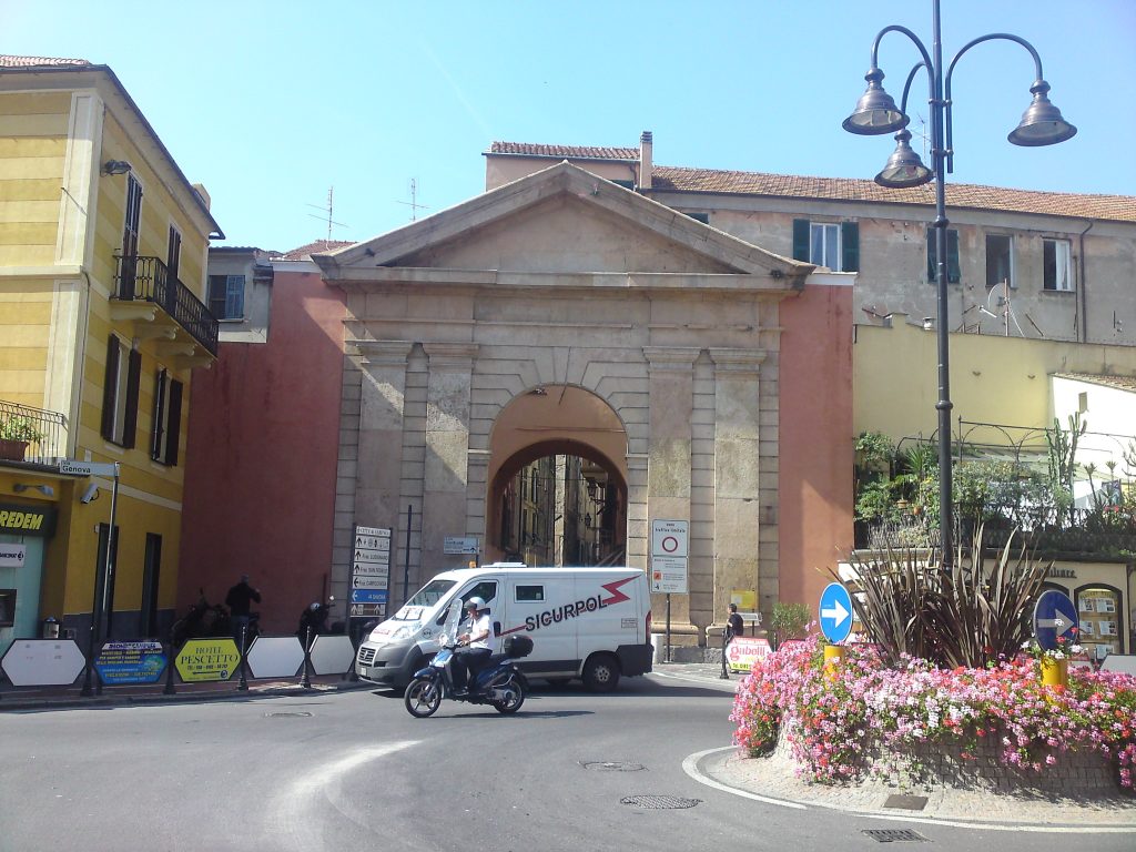 stadspoort Albenga, Italiaanse bloemenrivièra
