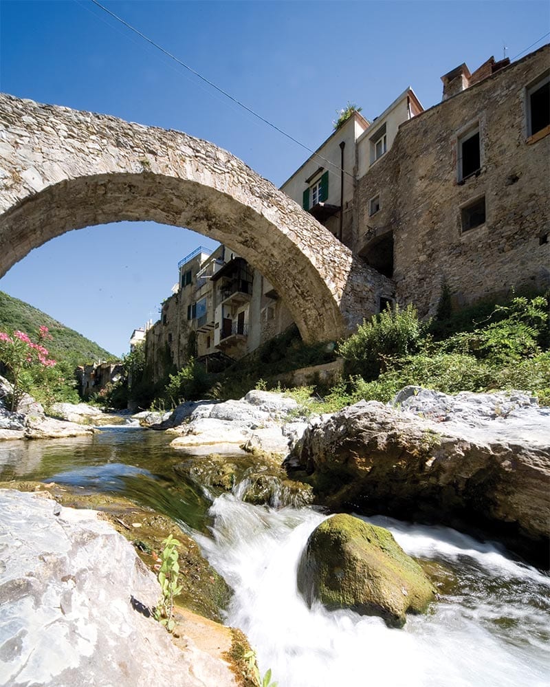 Brug Zuccarello, Ligurië, Italië 